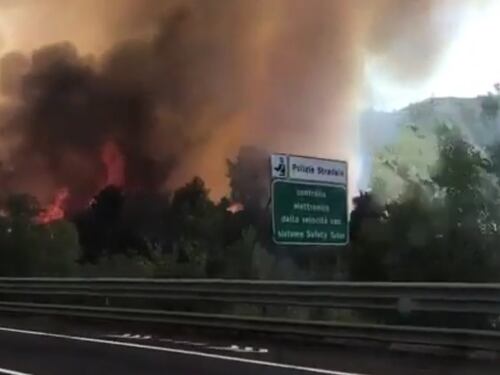 Emergenza incendi a Roma, fiamme altissime costeggiano l'A1