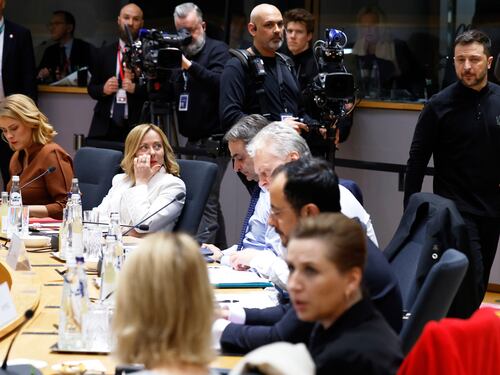 Il vertice Ue concorda i 5 principi per la pace in Ucraina: c'è l'integrità territoriale