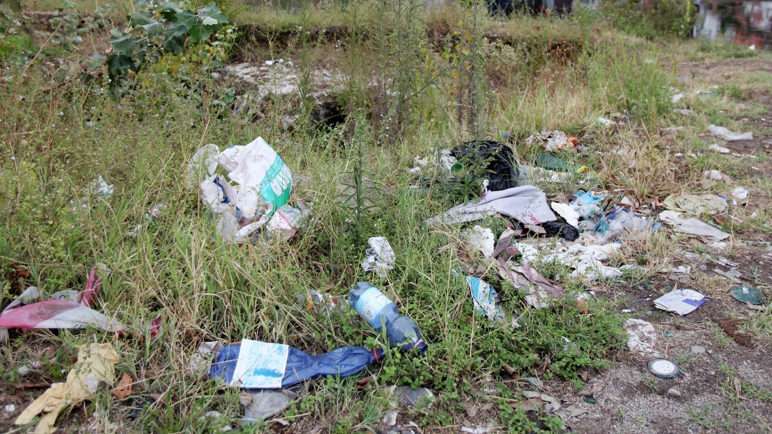 Darsena, degrado infinito Rifiuti e auto posteggiate sui reperti archeologici