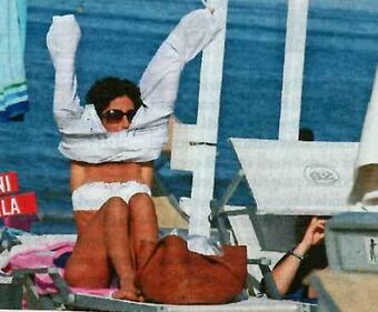 Agnese Renzi a Rimini: tintarella sul lettino e beach volley in bikini 7