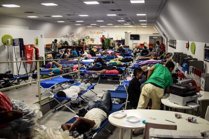 Migranti, l'hub di via Sammartini al collasso 14