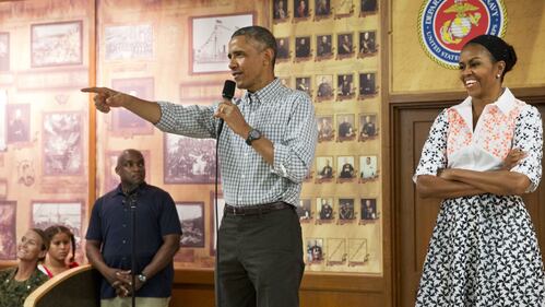 Golf e "mise" a fiori. Gli Obama alle Hawaii per Natale 2