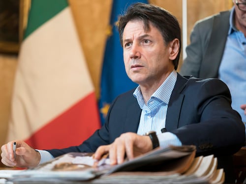 Covid, la Nato a Conte: “Perché fai accordi con Putin e la Cina?”