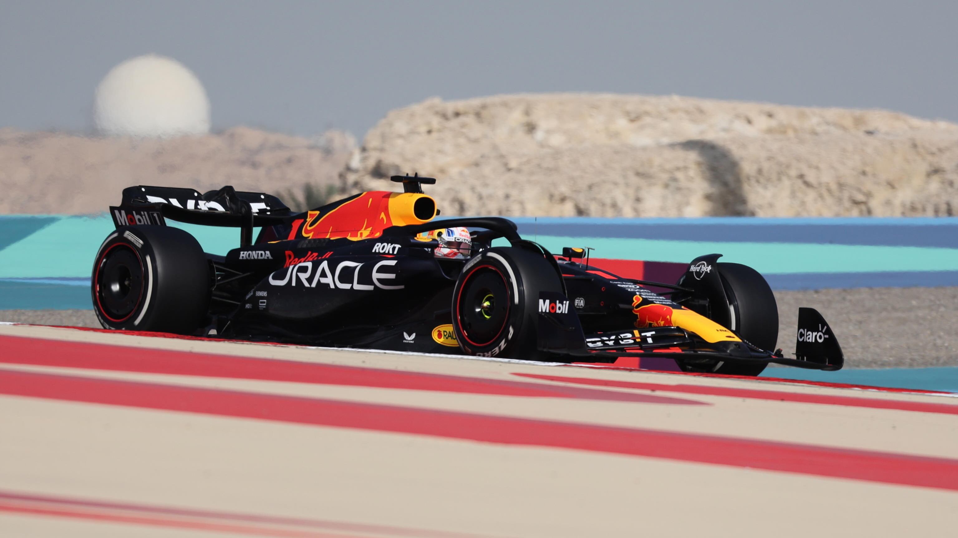 F1, Verstappen conquista la pole in Bahrain. Ferrari in seconda fila con Leclerc e Sainz