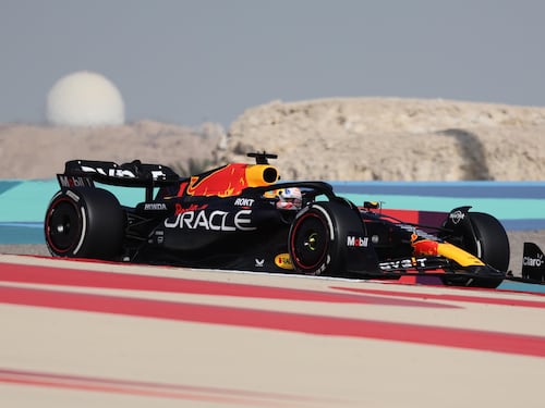 F1, Verstappen conquista la pole in Bahrain. Ferrari in seconda fila con Leclerc e Sainz