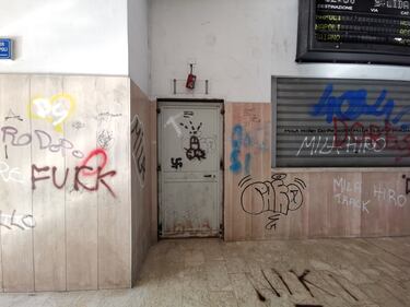 Nella stazione da incubo, tra svastiche, scritte razziste e abbandono 4