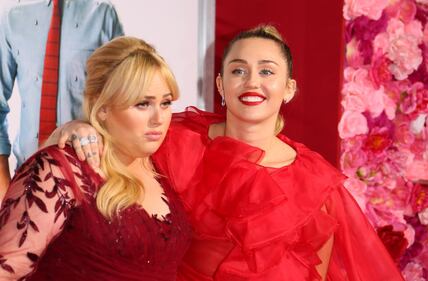 Miley Cyrus e altre star alla prima di "Non è romantico?" 8
