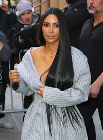 Kim Kardashian hot: bionda e scollata su Twitter 28