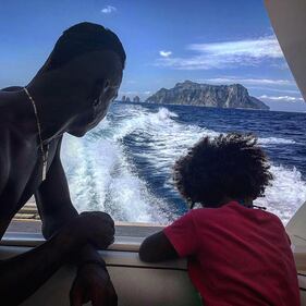 Mario Balotelli papà tenerissimo al mare con la piccola Pia 6