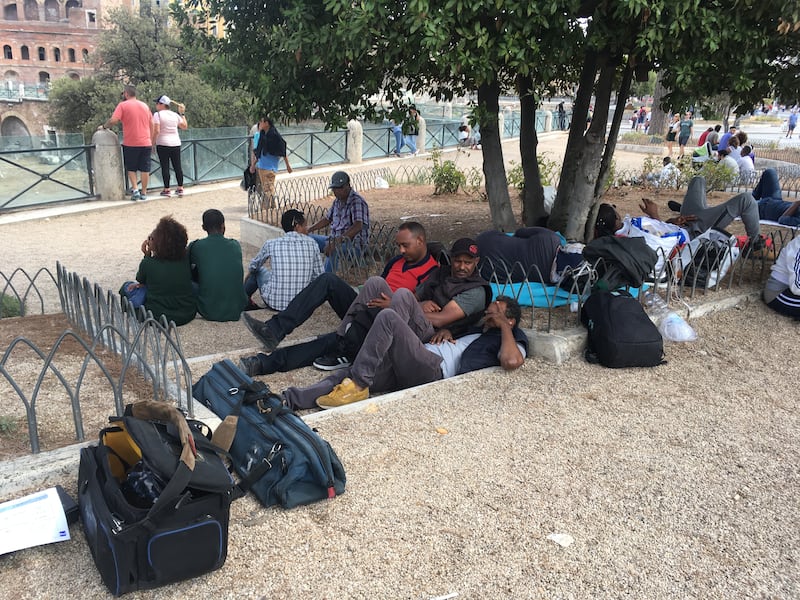 I migranti occupanti in piazza Venezia 1