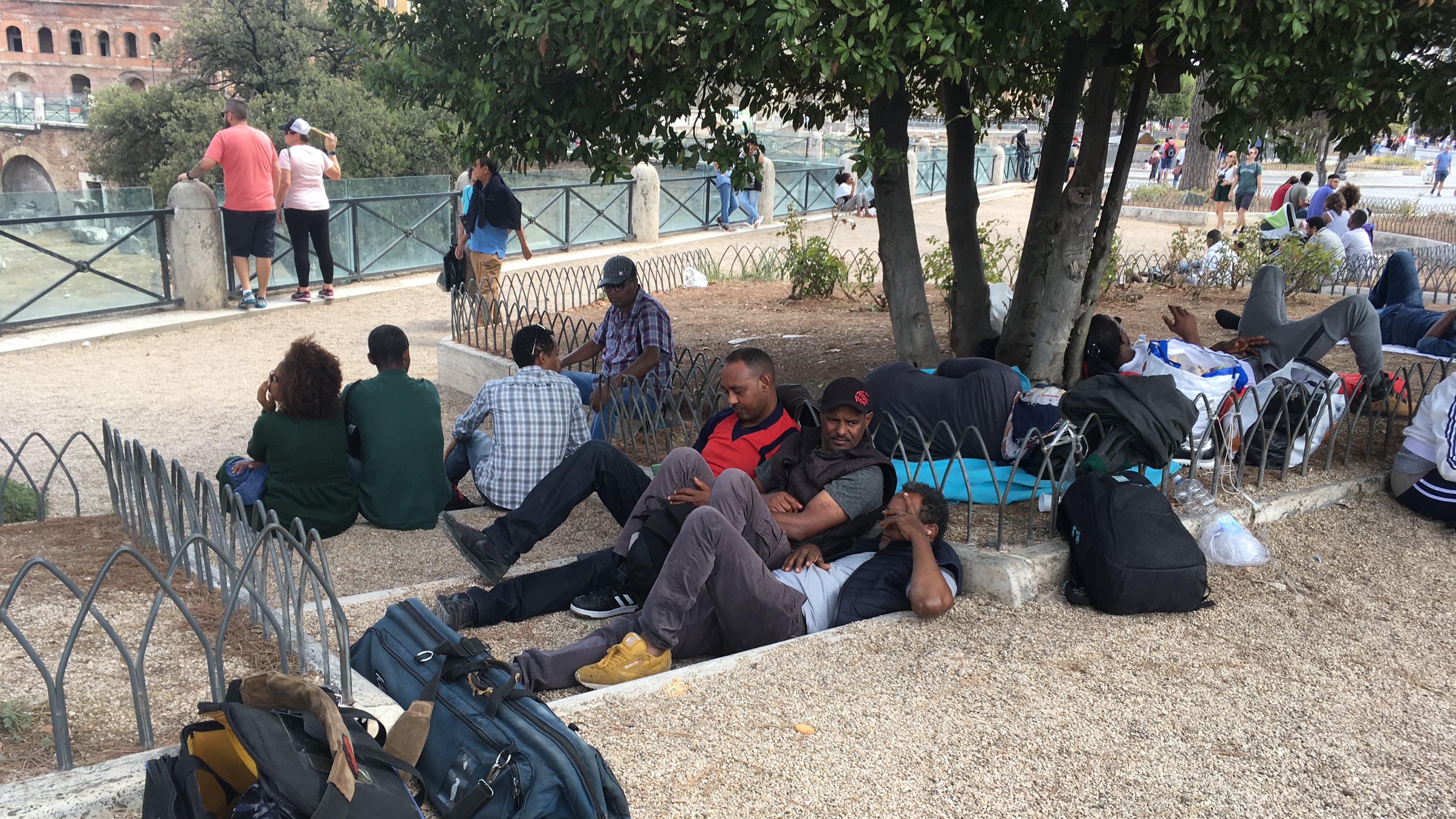 Sgomberata la favela di piazza Venezia, ma i migranti sono ancora in strada