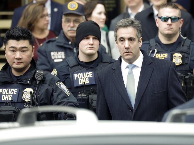Michael Cohen mentre viene tratto in arresto nel 2018.