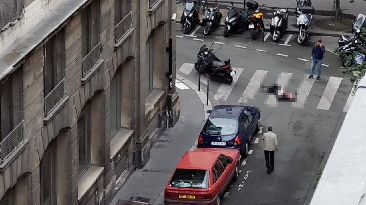 Parigi, attacco con coltello in pieno centro. Un morto e diversi feriti