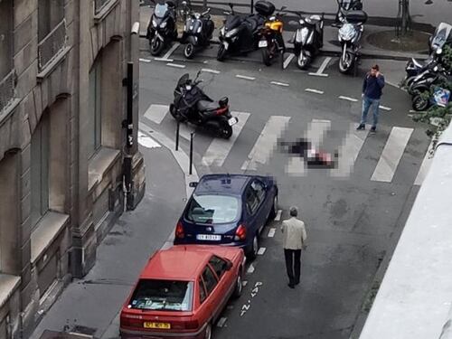 Parigi, attacco con coltello in pieno centro. Un morto e diversi feriti