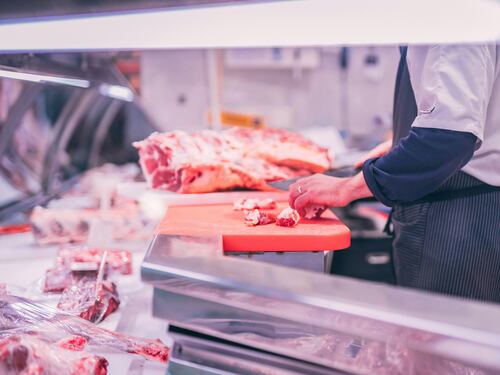 Bologna, anche gli animalisti contro la dieta halal nelle scuole: "L'inclusione non passi attraverso la sofferenza degli animali"