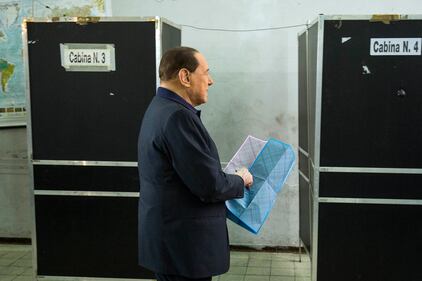 Roma, Silvio Berlusconi vota al seggio 4
