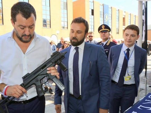 Foto col mitra, Salvini spegne la sinistra: "Quelli polemizzano pure sui peluche"