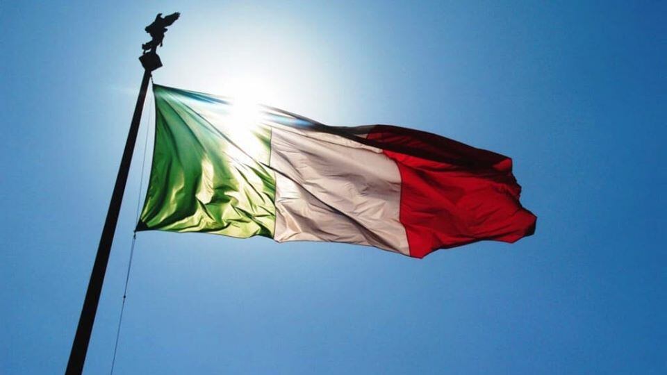 Il messaggio virale che circola sul web: "Ora vi sentite tutti italiani. prima snobbavate la bandiera"