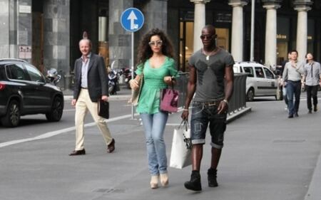 Mario Balotelli a Portofino: abbracci e sguardi languidi con le amiche 11