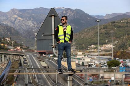 I gilet gialli bloccano l'autostrada al confine con l'Italia 7