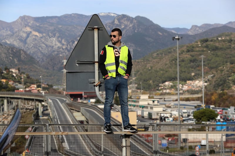 I gilet gialli bloccano l'autostrada al confine con l'Italia 7