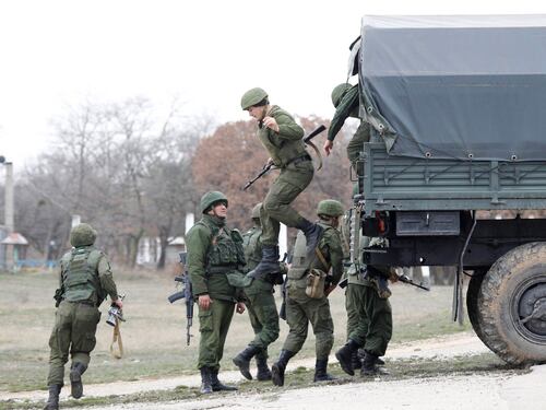 Kerry replica a Putin dall'Ucraina: "Vuole un pretesto per invadere"
