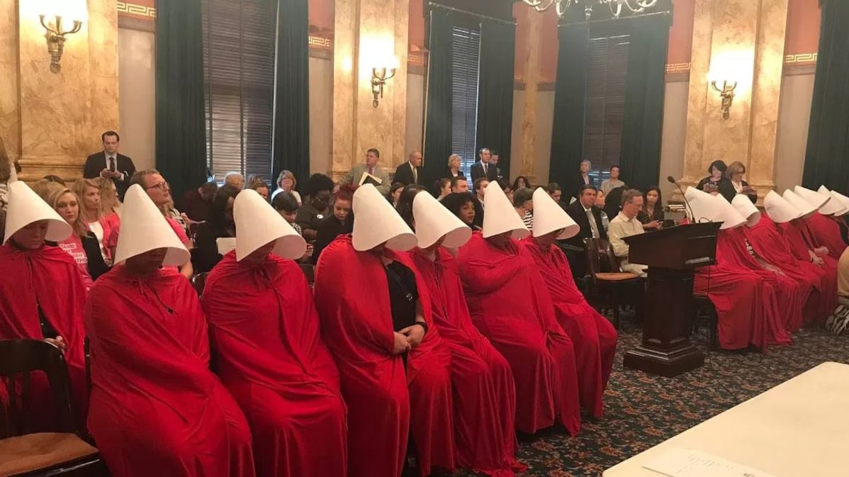 Ohio, la protesta delle "Ancelle" contro la legge che vuole limitare il diritto all'aborto