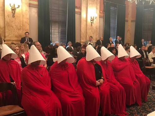 Ohio, la protesta delle "Ancelle" contro la legge che vuole limitare il diritto all'aborto