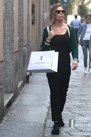 Ilary Blasi, shopping a Milano con l'amica Morena 20