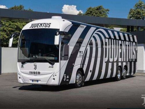 Una zebra? No, il nuovo pullman della Juve (prodotto da Lapo)
