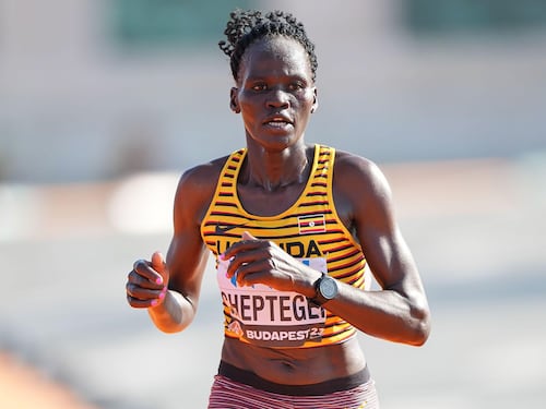 Addio alla maratoneta Cheptegei. Bruciata viva dall'ex dopo la messa