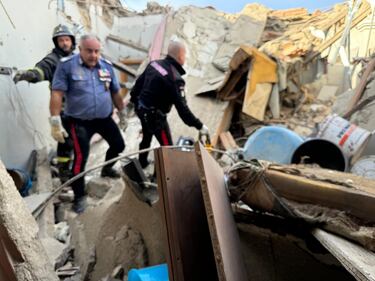 Saviano, i resti della palazzina crollata: un cumulo di macerie 1