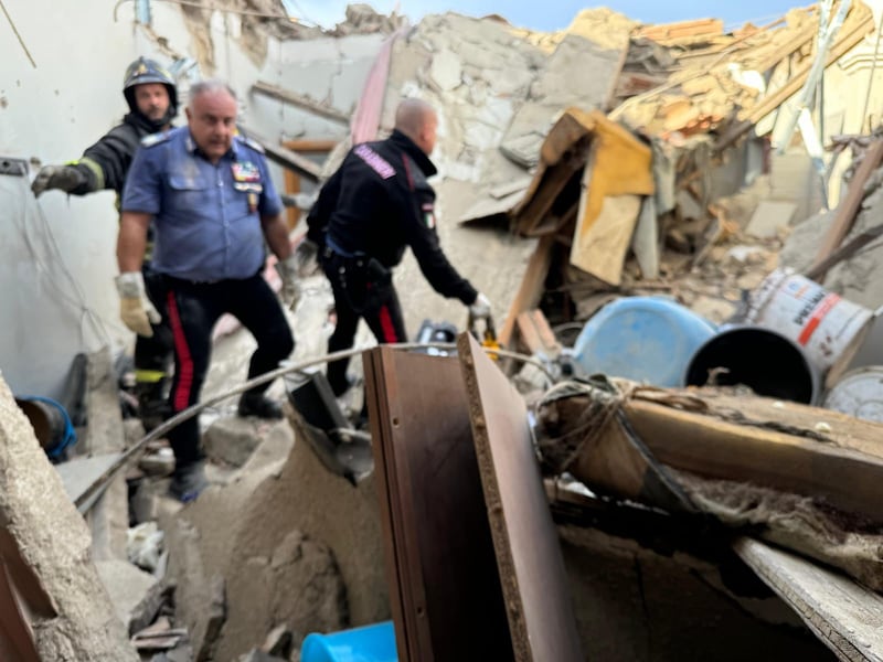 Saviano, i resti della palazzina crollata: un cumulo di macerie 1