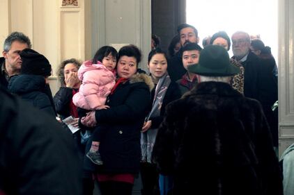 I cinesi in fila per le primarie Pd 1