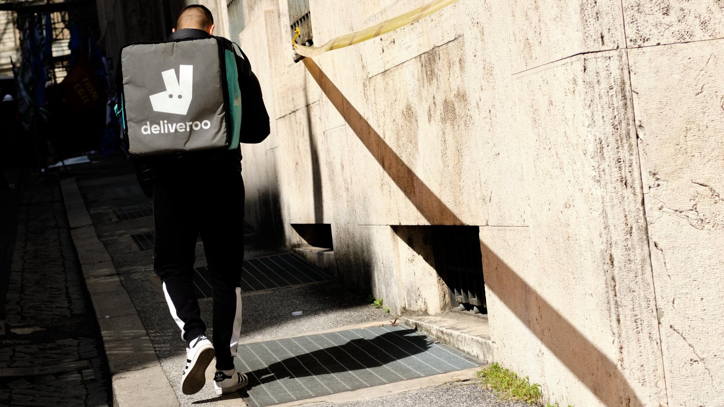 "I rider Deliveroo sono autonomi e non lavoratori dipendenti"