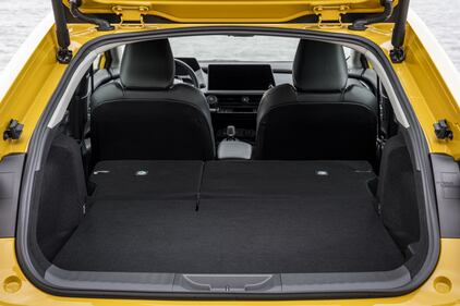 Toyota Prius Plug-In 2023: guarda tutte le foto 9