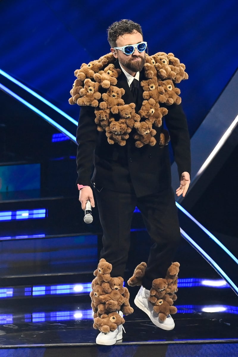 Sanremo 2024: ecco il look della prima serata del Festival di Dargen D'Amico 9