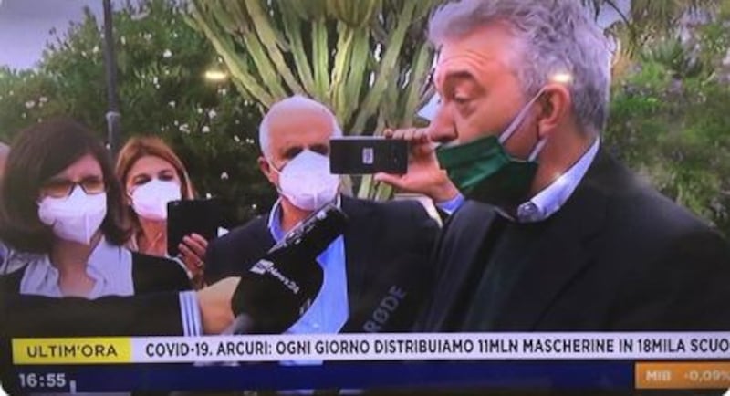 Porta la mascherina abbassata. Esplode la polemica su Arcuri