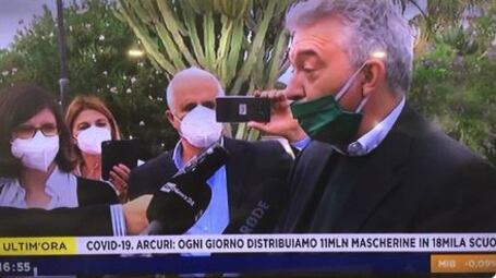 Porta la mascherina abbassata. Esplode la polemica su Arcuri