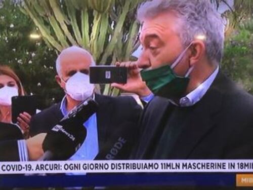 Porta la mascherina abbassata. Esplode la polemica su Arcuri