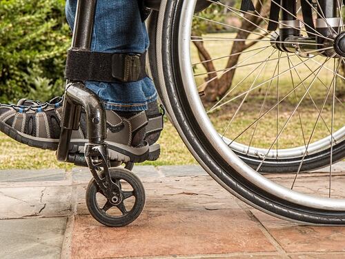 Tremila euro di ammenda all’invalido che fa pipì in strada