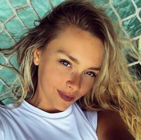  Camille Kostek, le foto più sensuali 1