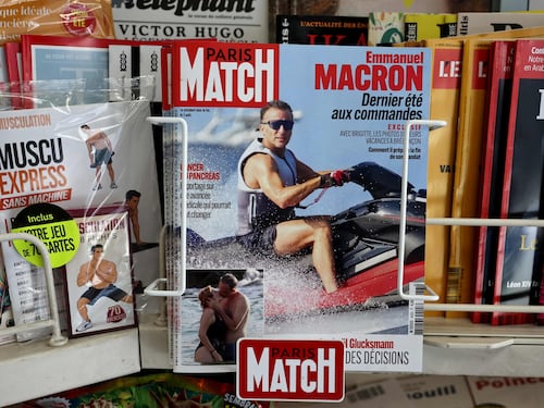 La Francia brucia (e boccheggia di caldo) e Macron si diverte con la moto d’acqua