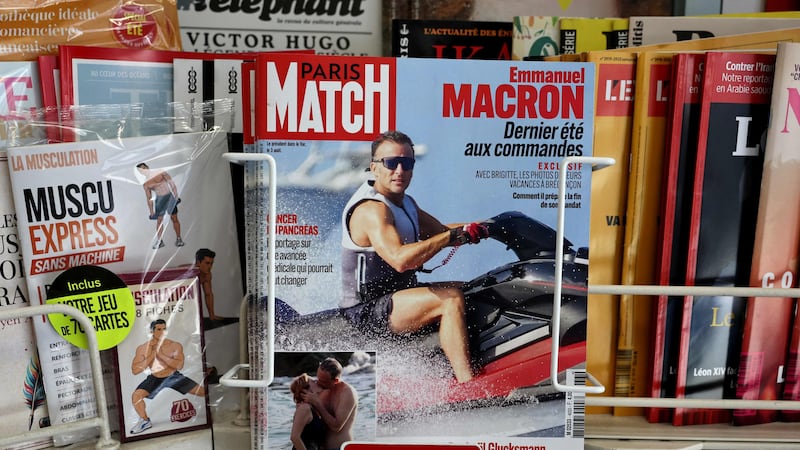 La Francia brucia (e boccheggia di caldo) e Macron si diverte con la moto d’acqua
