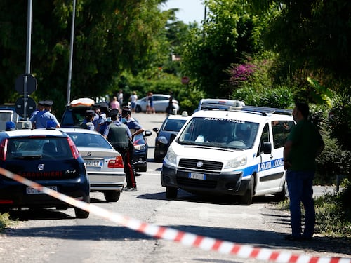 Spara in strada ad anziano e bimbi: terrore alle porte di Roma