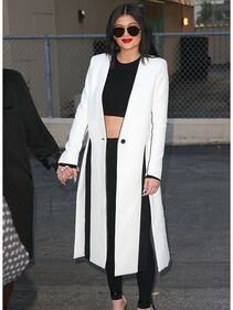 Kylie Jenner hot in bikini con le amiche 33