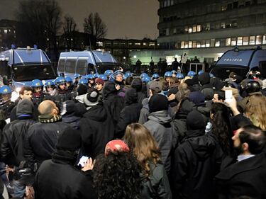 Milano, tensioni al convegno sulle foibe 17