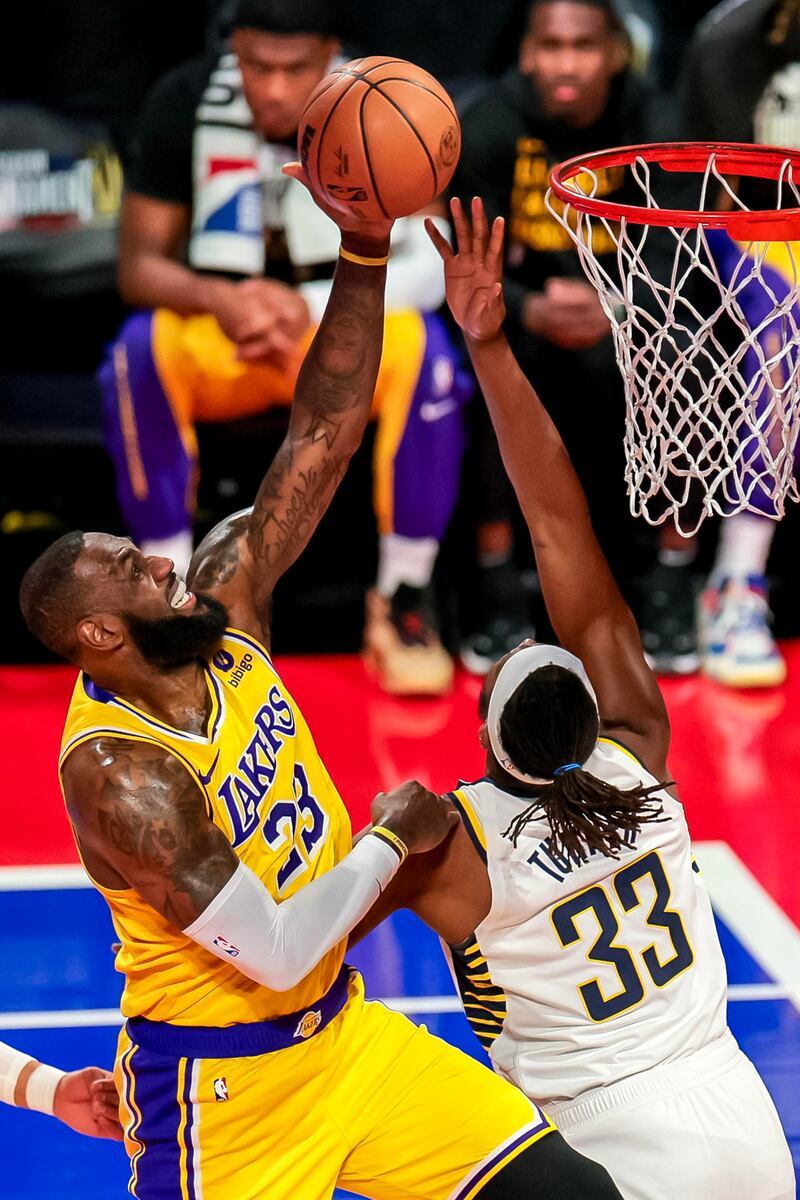 LeBron difesa Lakers Pacers Nba Cup