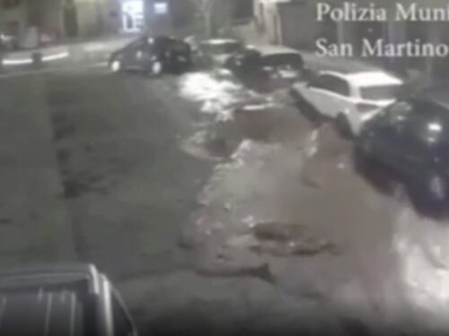Avellino, esplode fiume interrato: sventrata la piazza di San Martino