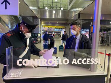 I controlli dei carabinieri alla stazione Termini dopo la promulgazione del decreto di Conte 4